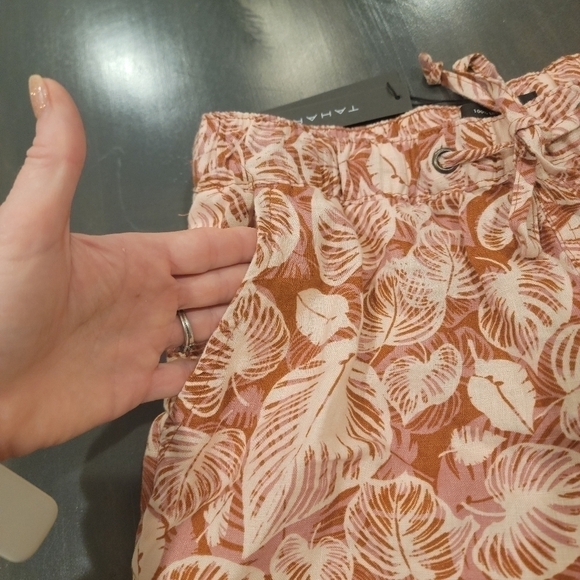 Tahari New 100% Linen Tropical Print Muted Red Pink Drawstring Shorts Size Small - Picture 10 of 11